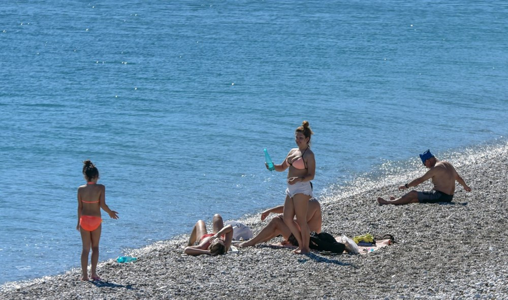 Antalya'da sıcak hava korona virüsü unutturdu! Sahiller doldu