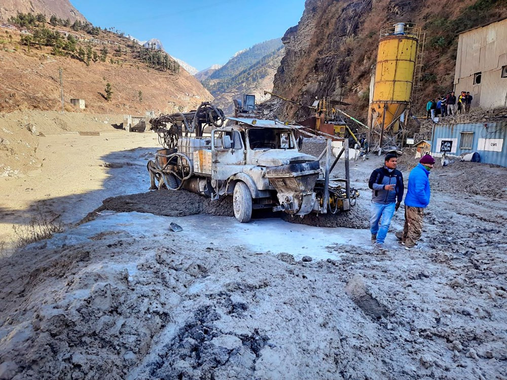 Hindistan'da nehre düşen buz kütlesi sele neden oldu