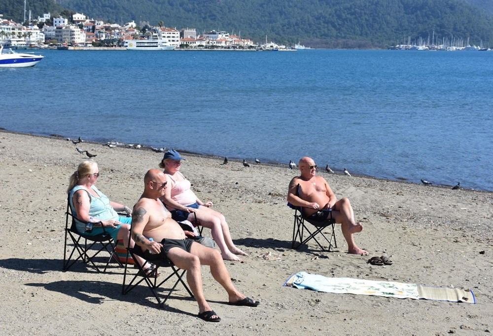 Marmaris'te güneşli havayı gören sahile koştu