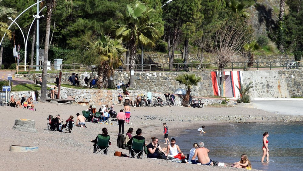 Marmaris'te güneşli havayı gören sahile koştu