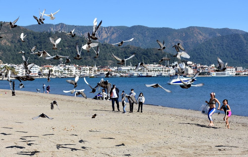 Marmaris'te güneşli havayı gören sahile koştu