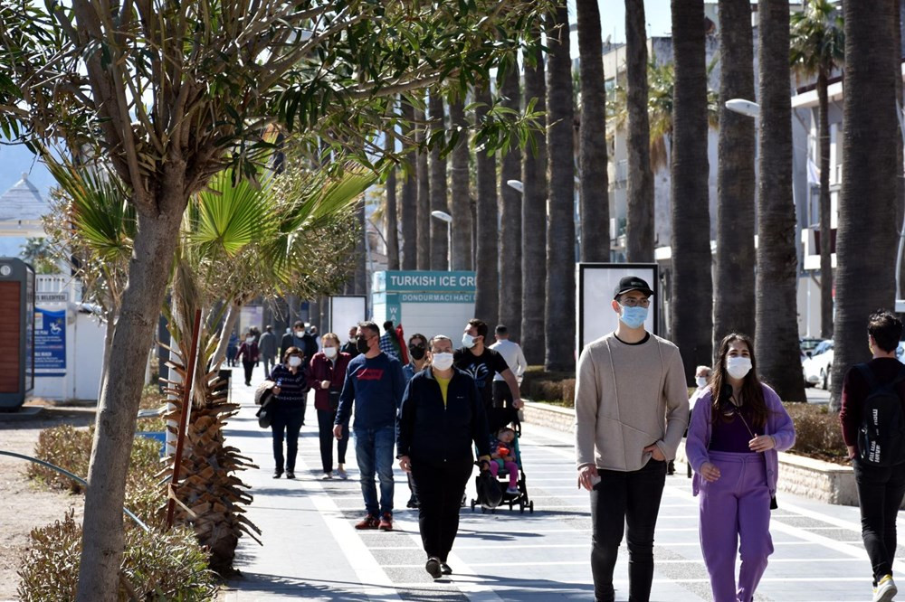 Marmaris'te güneşli havayı gören sahile koştu