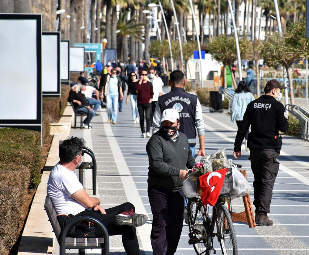 Marmaris'te güneşli havayı gören sahile koştu