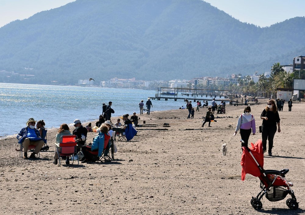 Marmaris'te güneşli havayı gören sahile koştu