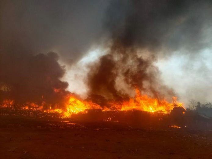 Bangladeş'te Arakanlı Müslüman mültecilerin kaldığı kamptaki yangında en az 15 kişi öldü