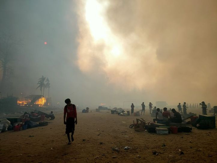 Bangladeş'te Arakanlı Müslüman mültecilerin kaldığı kamptaki yangında en az 15 kişi öldü