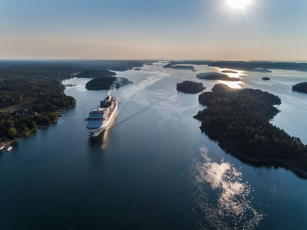 Cruise gemileri tamamen aşılanmış yolculara açıldı