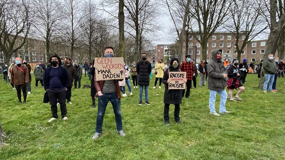 Hollanda'da polisin öldürülen Türk genciyle ilgili ırkçı söylemleri protesto edildi