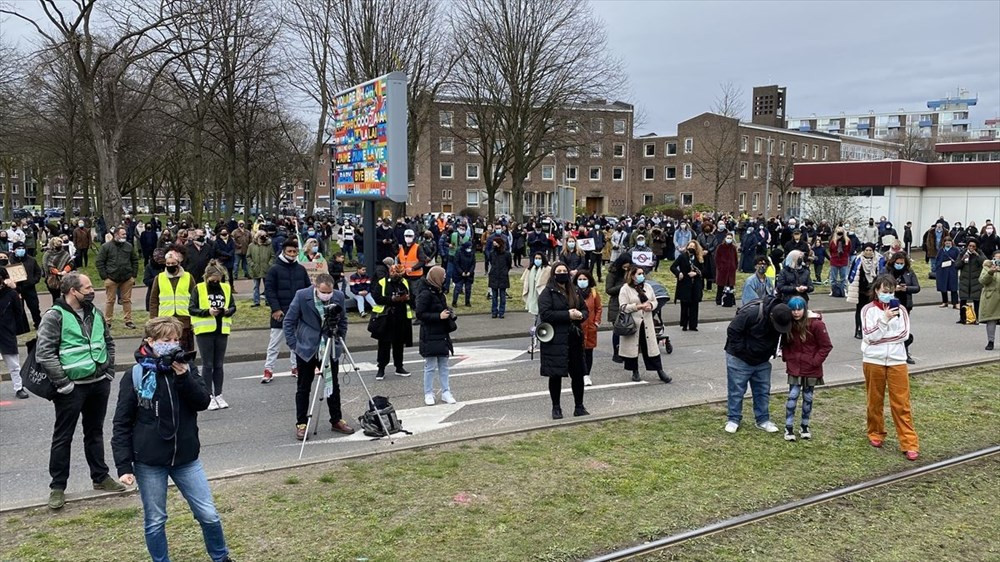 Hollanda'da polisin öldürülen Türk genciyle ilgili ırkçı söylemleri protesto edildi