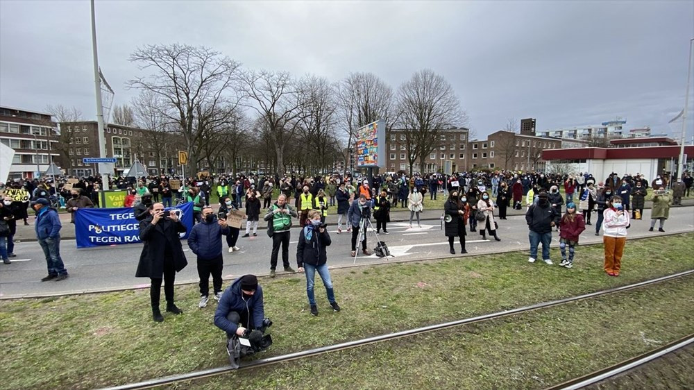 Hollanda'da polisin öldürülen Türk genciyle ilgili ırkçı söylemleri protesto edildi