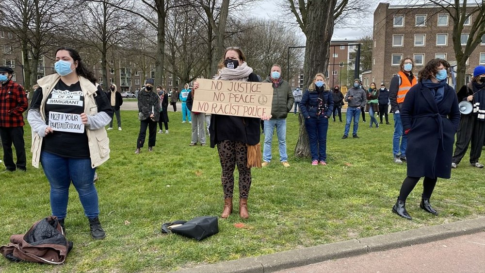 Hollanda'da polisin öldürülen Türk genciyle ilgili ırkçı söylemleri protesto edildi