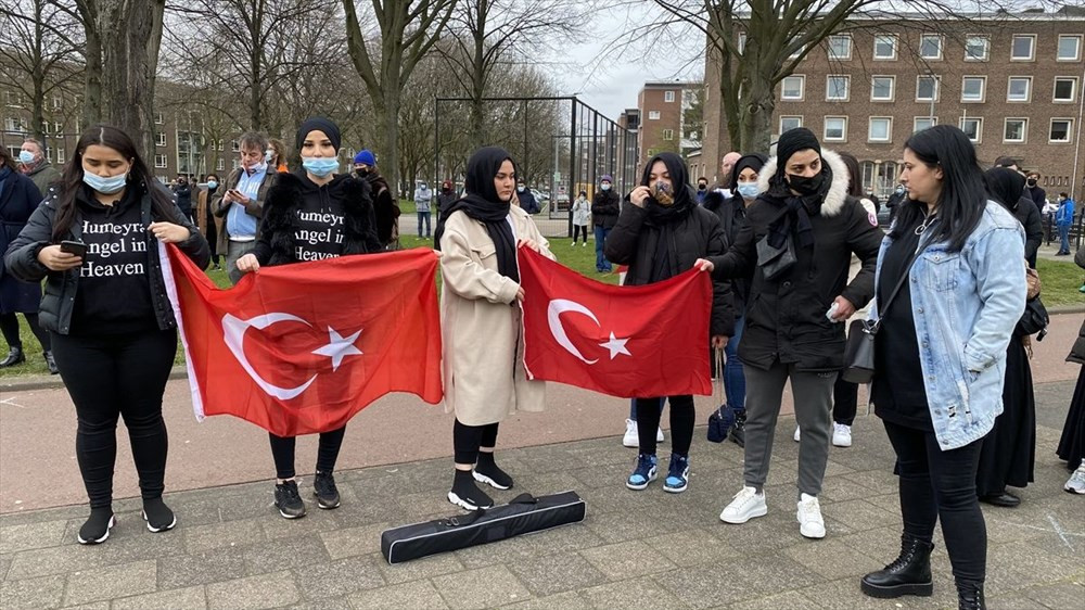 Hollanda'da polisin öldürülen Türk genciyle ilgili ırkçı söylemleri protesto edildi