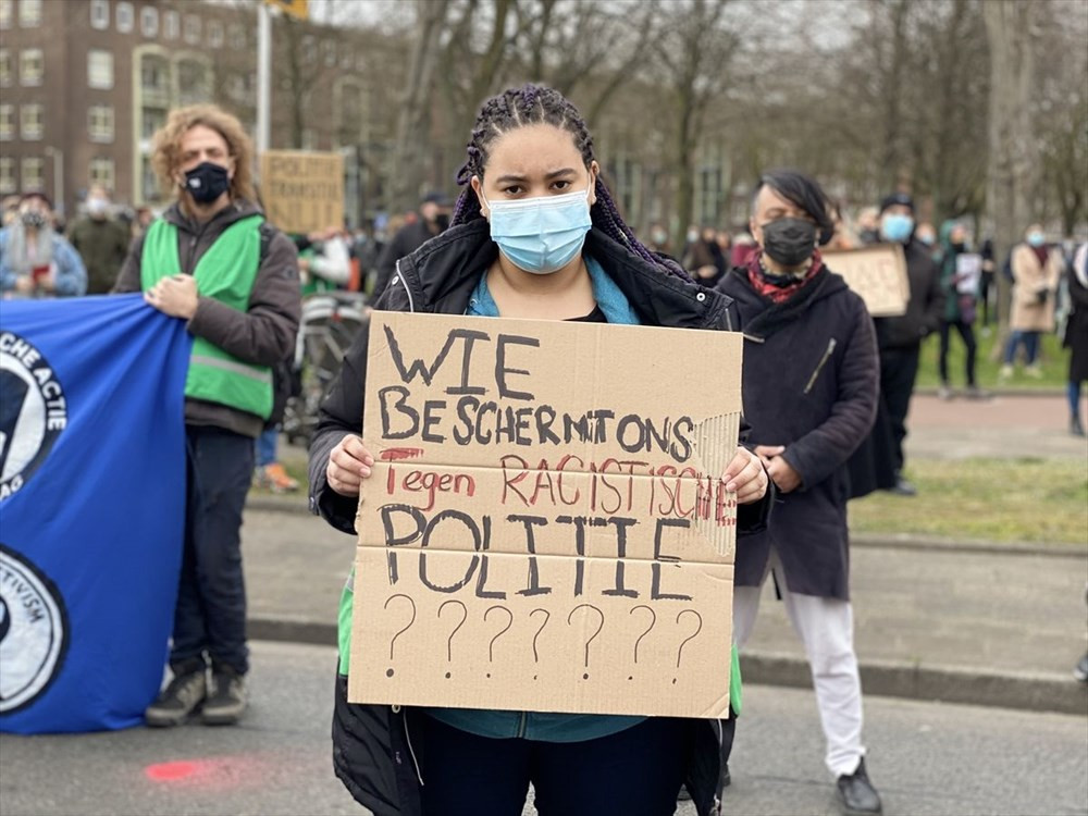 Hollanda'da polisin öldürülen Türk genciyle ilgili ırkçı söylemleri protesto edildi