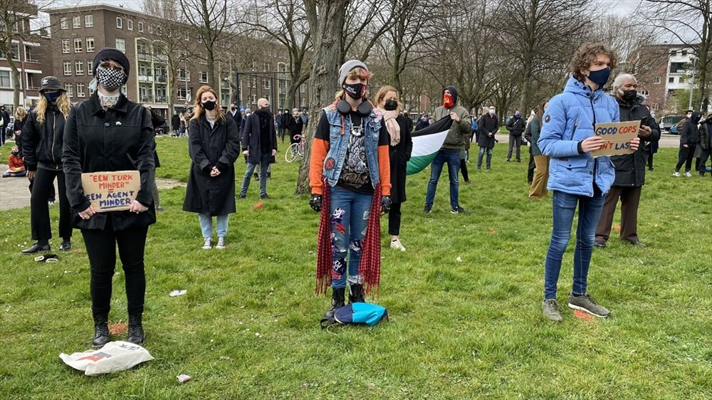 Hollanda'da polisin öldürülen Türk genciyle ilgili ırkçı söylemleri protesto edildi