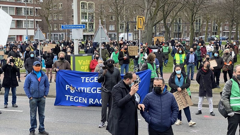 Hollanda'da polisin öldürülen Türk genciyle ilgili ırkçı söylemleri protesto edildi