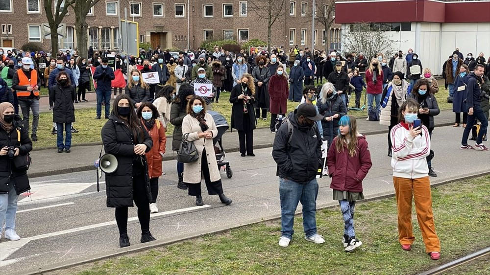 Hollanda'da polisin öldürülen Türk genciyle ilgili ırkçı söylemleri protesto edildi