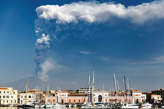 Etna Yanardağı yeniden faaliyete geçti