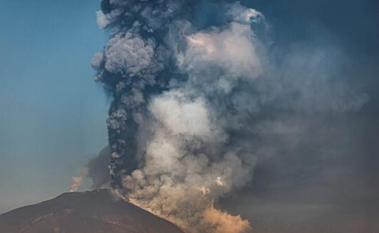 Etna Yanardağı yeniden faaliyete geçti