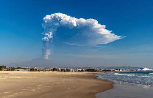 Etna Yanardağı yeniden faaliyete geçti