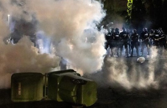 ABD'de polis, aracı içindeki siyahi genci öldürdü