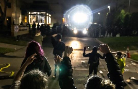 ABD'de polis, aracı içindeki siyahi genci öldürdü