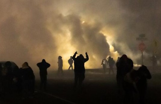 ABD'de polis, aracı içindeki siyahi genci öldürdü