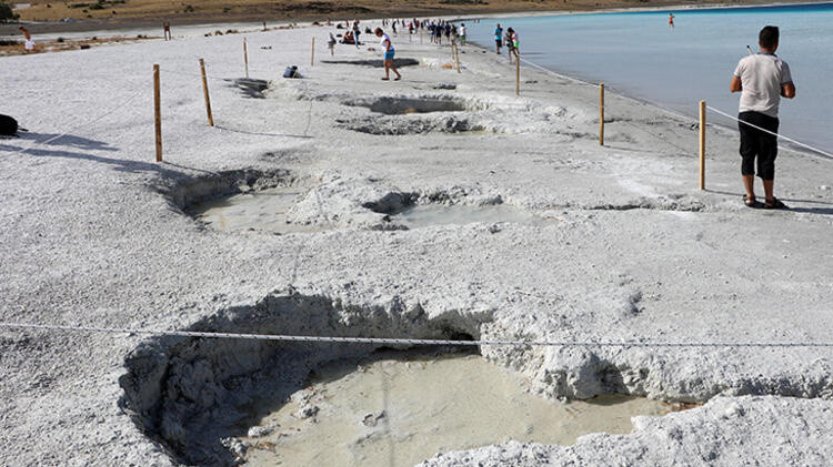 Salda Gölü’nün çamur çukurları kapanıyor