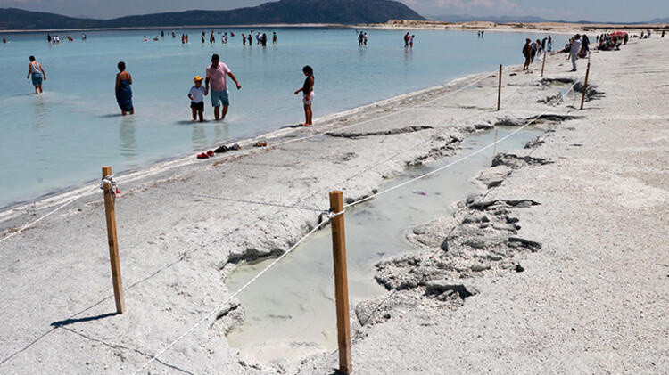 Salda Gölü’nün çamur çukurları kapanıyor