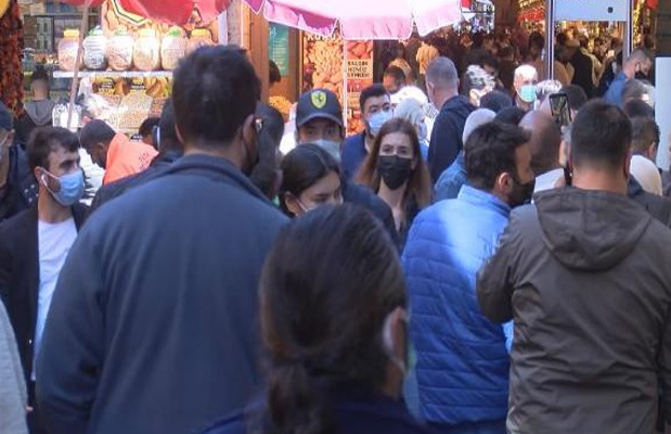 Eminönü'nde kısıtlama öncesi korkutan yoğunluk