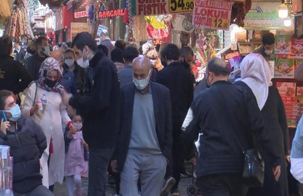 Eminönü'nde kısıtlama öncesi korkutan yoğunluk