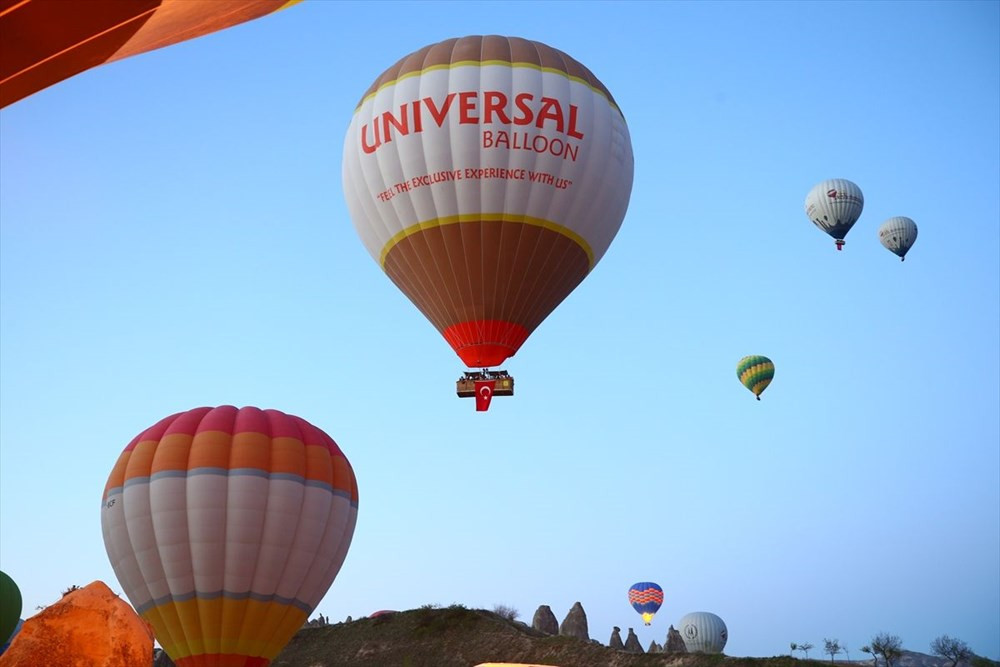 Balonlar Türk bayrakları ve Atatürk posteri ile uçtu