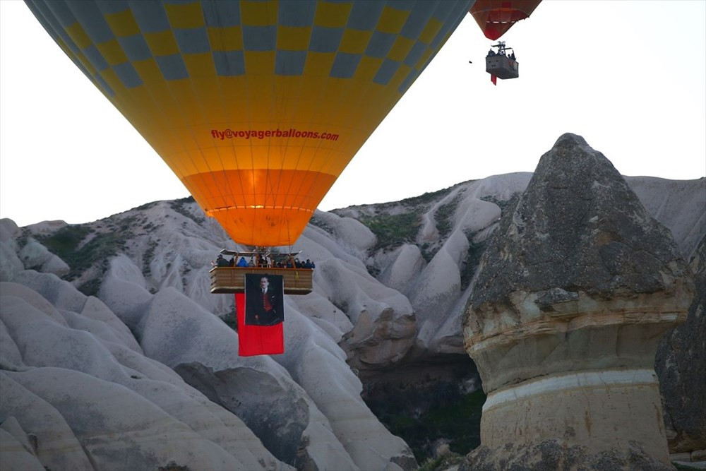 Balonlar Türk bayrakları ve Atatürk posteri ile uçtu