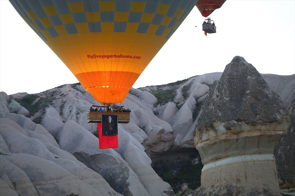 Balonlar Türk bayrakları ve Atatürk posteri ile uçtu