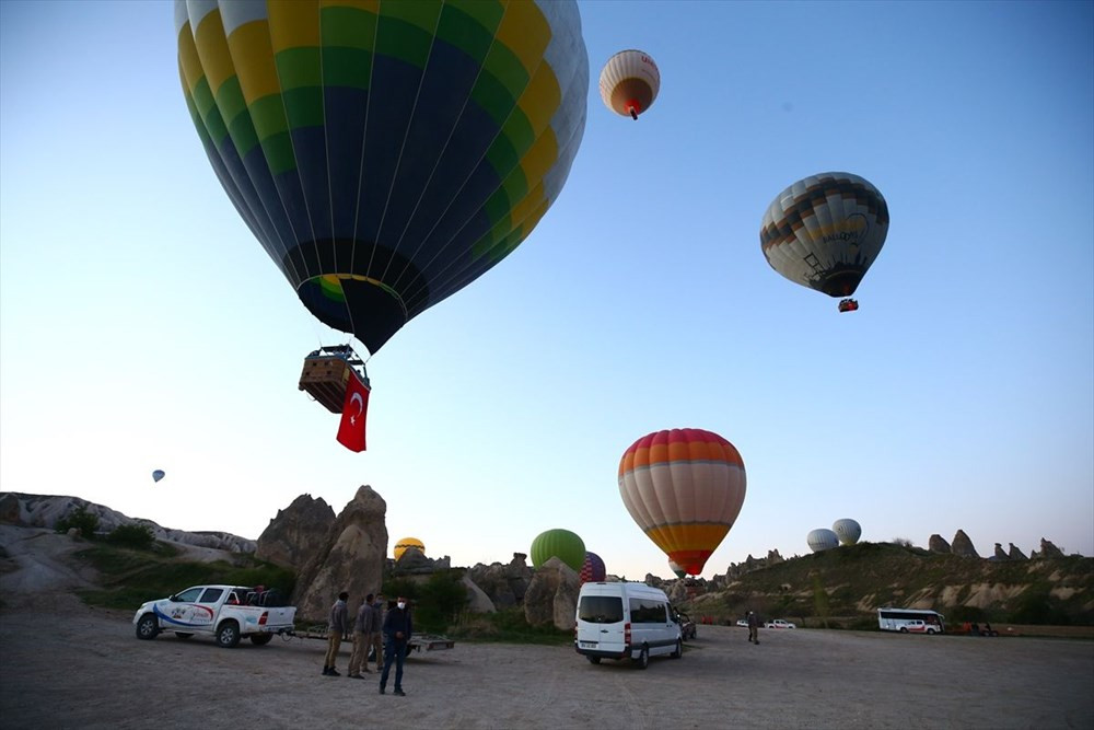 Balonlar Türk bayrakları ve Atatürk posteri ile uçtu