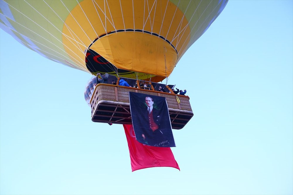 Balonlar Türk bayrakları ve Atatürk posteri ile uçtu