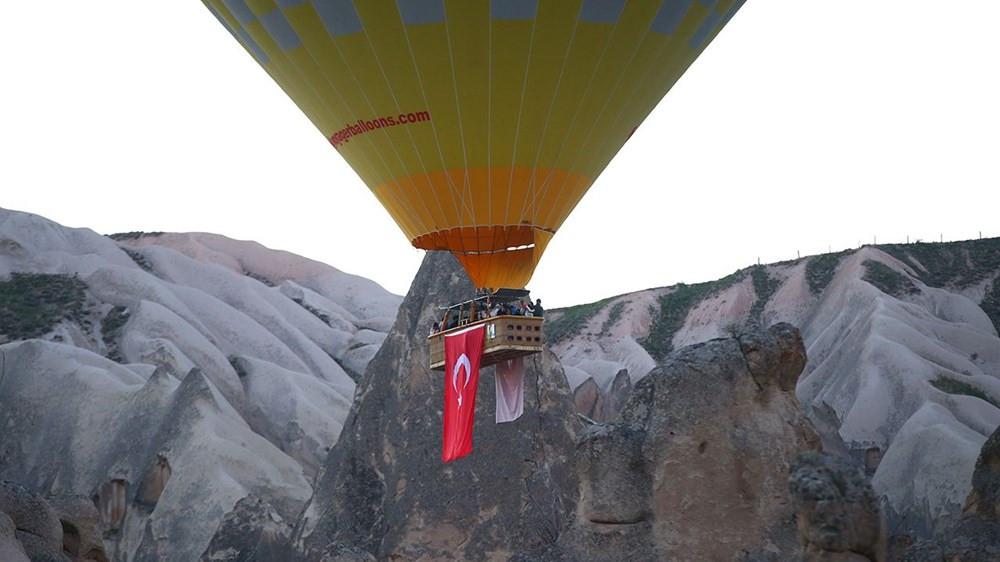 Balonlar Türk bayrakları ve Atatürk posteri ile uçtu