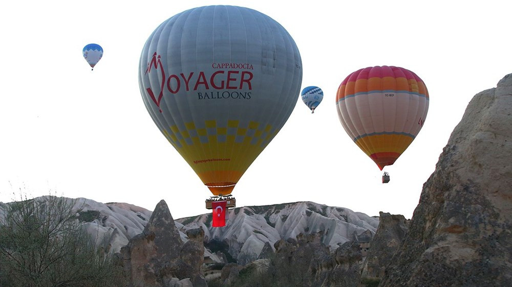 Balonlar Türk bayrakları ve Atatürk posteri ile uçtu