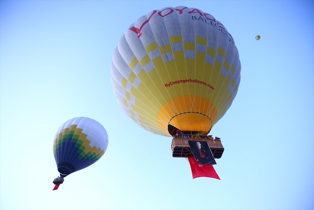 Balonlar Türk bayrakları ve Atatürk posteri ile uçtu