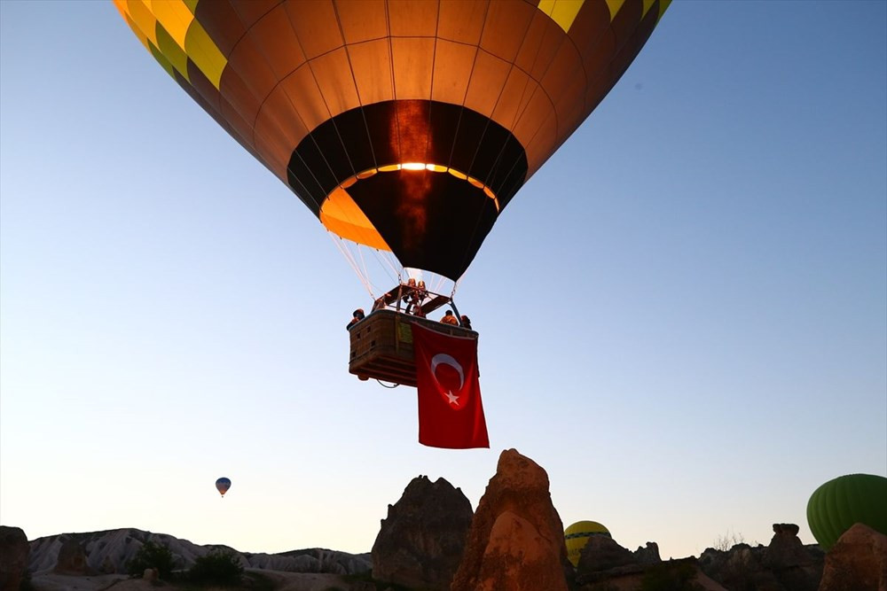 Balonlar Türk bayrakları ve Atatürk posteri ile uçtu