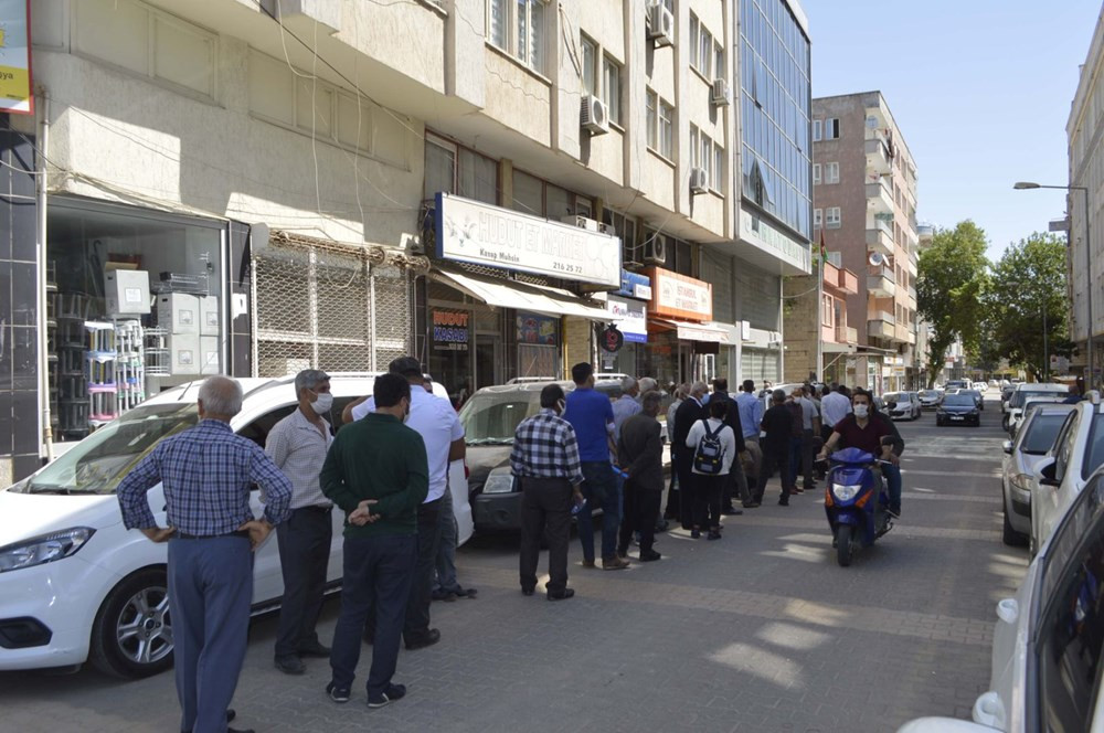 Çiftçiler, izin belgesi için uzun kuyruklar oluşturdu