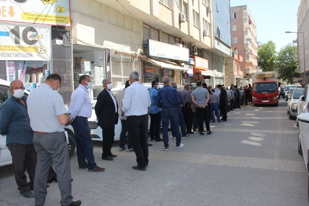 Çiftçiler, izin belgesi için uzun kuyruklar oluşturdu