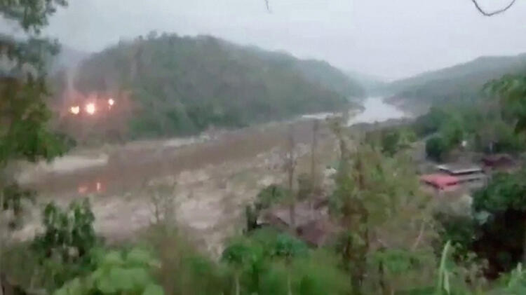 Tayland sınırındaki ordu üslerine saldırı düzenledi! Askerler kaçtı