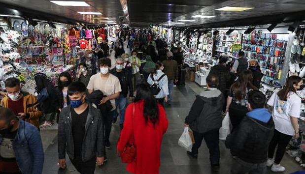 Eminönü'nde tam kapanma öncesi korkutan yoğunluk