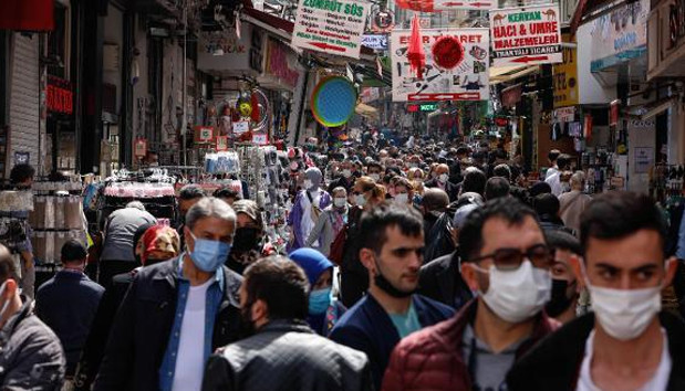 Eminönü'nde tam kapanma öncesi korkutan yoğunluk