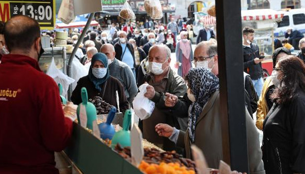 Eminönü'nde tam kapanma öncesi korkutan yoğunluk