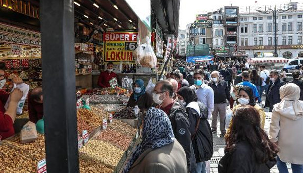 Eminönü'nde tam kapanma öncesi korkutan yoğunluk