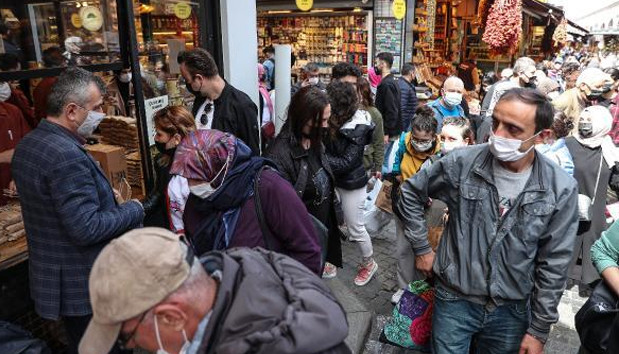 Eminönü'nde tam kapanma öncesi korkutan yoğunluk