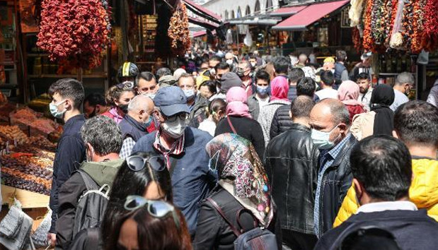 Eminönü'nde tam kapanma öncesi korkutan yoğunluk