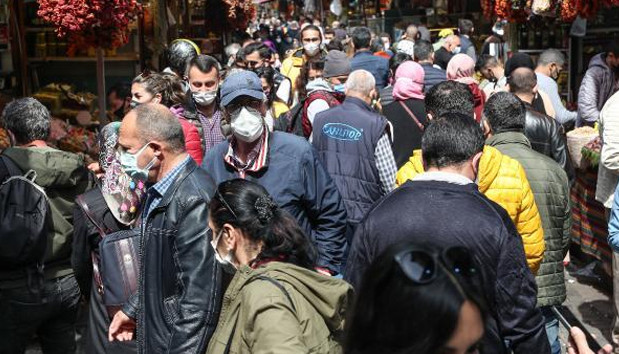 Eminönü'nde tam kapanma öncesi korkutan yoğunluk