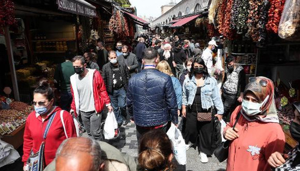 Eminönü'nde tam kapanma öncesi korkutan yoğunluk